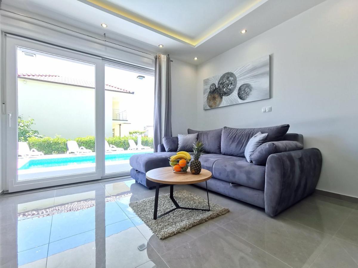 Seka Apartments With A Pool Kaštela Esterno foto