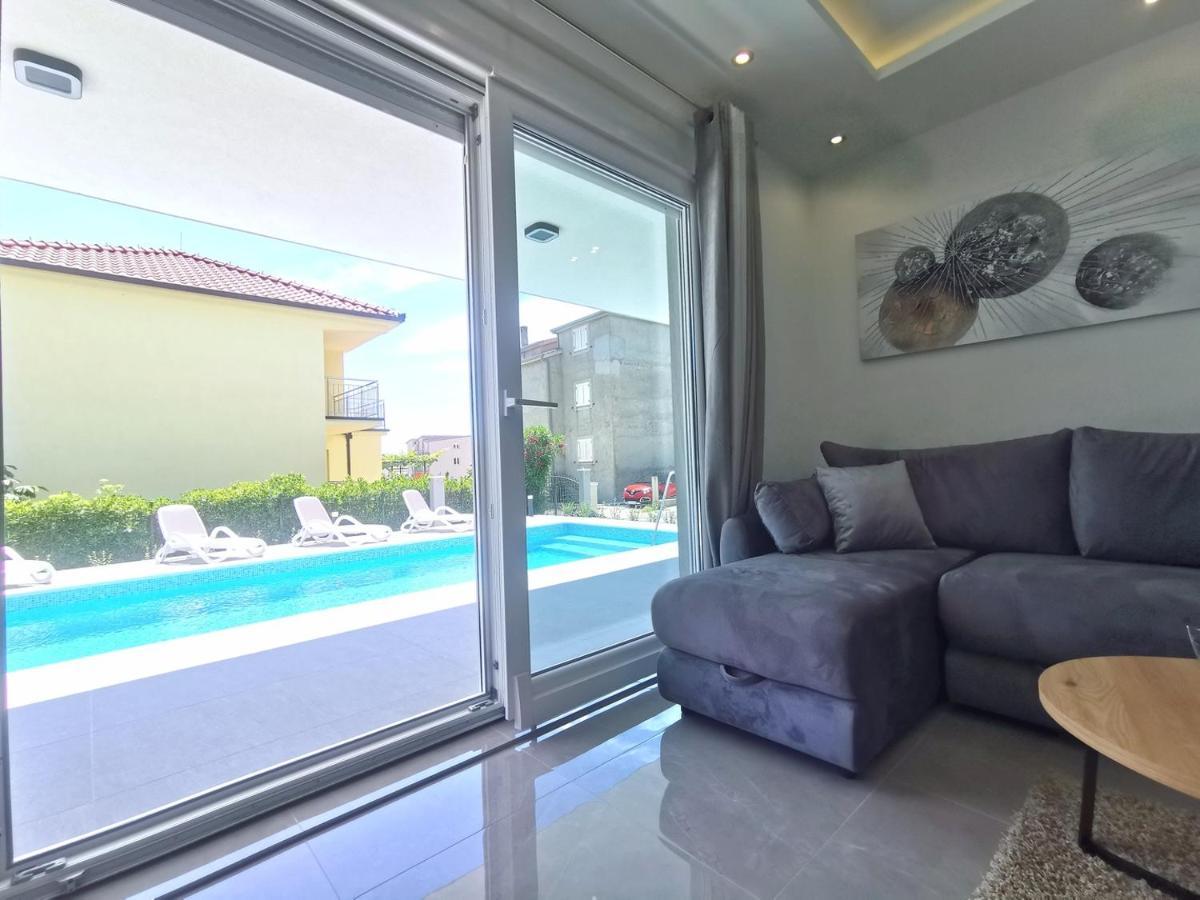 Seka Apartments With A Pool Kaštela Esterno foto