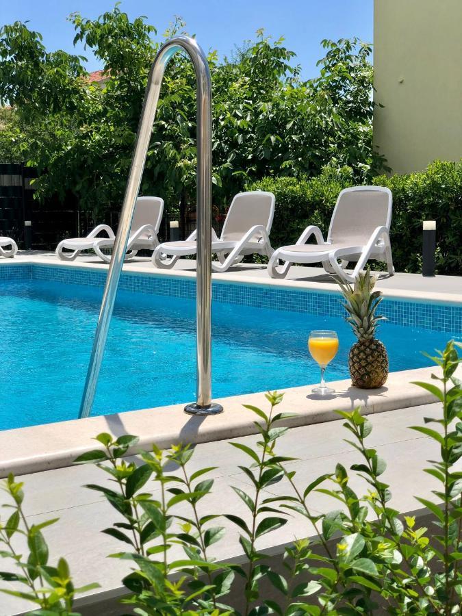 Seka Apartments With A Pool Kaštela Esterno foto