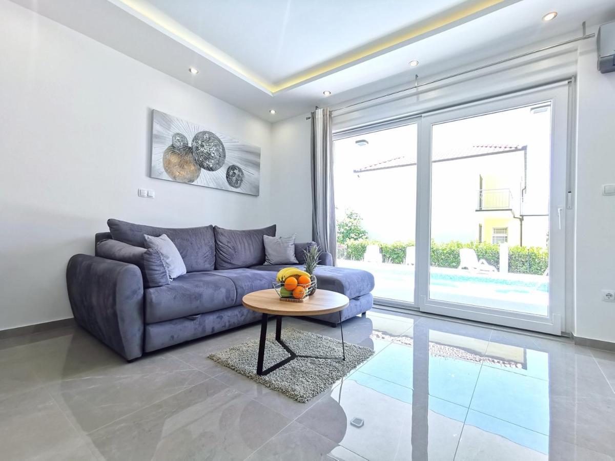 Seka Apartments With A Pool Kaštela Esterno foto